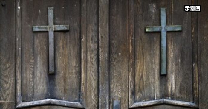 old-wood-door-metal-handle-260nw-42174397