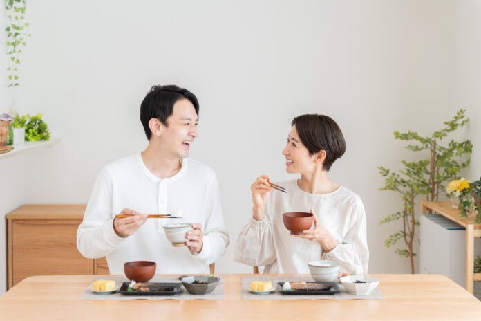 An,Asian,Couple,Eating,A,Meal