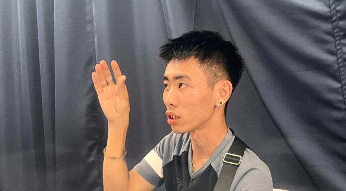 不满没陪酒向女驻唱追讨打赏费 华裔男开记者会道歉认错