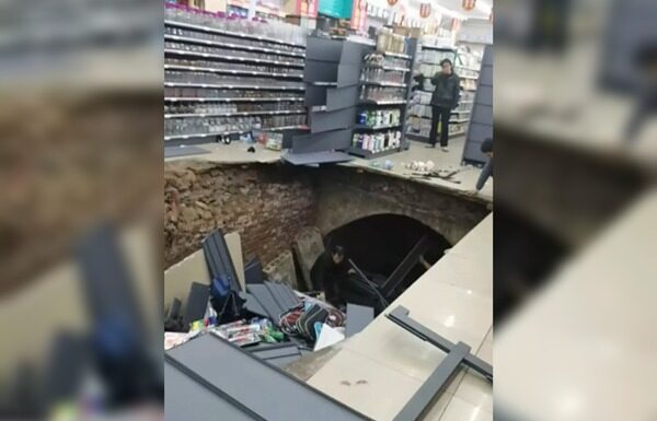 超市开幕2天「地面大崩塌」 顾客惨遭天坑吞噬