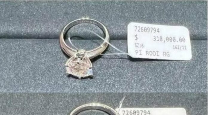 男子以假钻戒换真钻戒 店员一摸察觉蹊跷