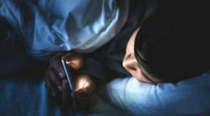 开会报告没上传老板深夜狂来电 男子向主管反映被斥责