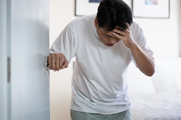 Sick,Middle,Aged,Man,Suffer,From,Severe,Headache,dizziness,hypertension,weak,And,Numbness